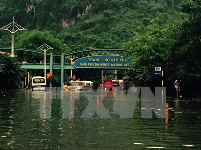 Mưa lớn gây lụt một số tuyến đường tại thành phố Cẩm Phả.